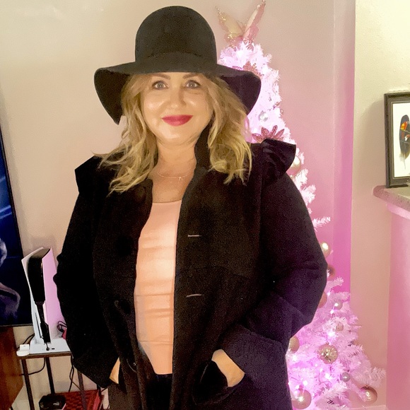 Meet your Posher, Vivian - Picture 1 of 16